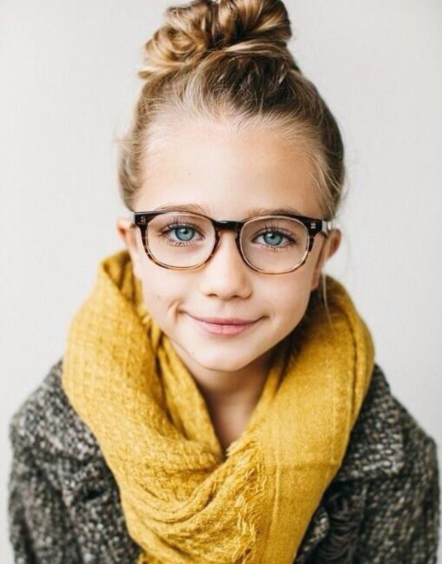 Alguns sinais de que seu filho precisa usar óculos e modelos lindos para se inspirar - Just Real Moms