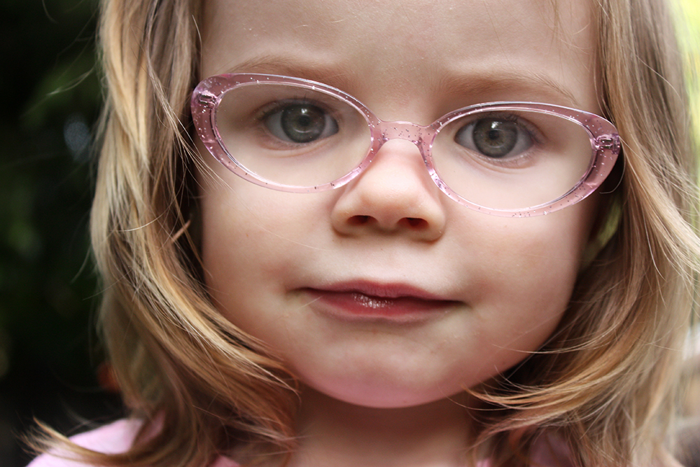 Alguns sinais de que seu filho precisa usar óculos e modelos lindos para se inspirar - Just Real Moms