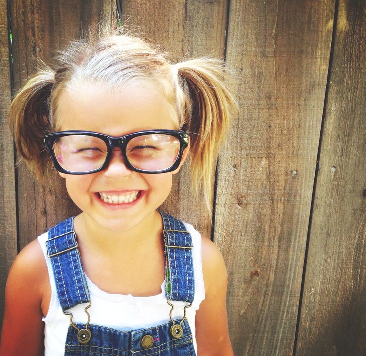 Alguns sinais de que seu filho precisa usar óculos e modelos lindos para se inspirar - Just Real Moms