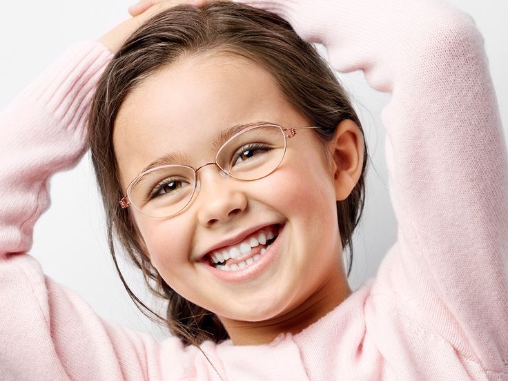 Alguns sinais de que seu filho precisa usar óculos e modelos lindos para se inspirar - Just Real Moms