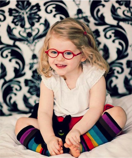 Alguns sinais de que seu filho precisa usar óculos e modelos lindos para se inspirar - Just Real Moms