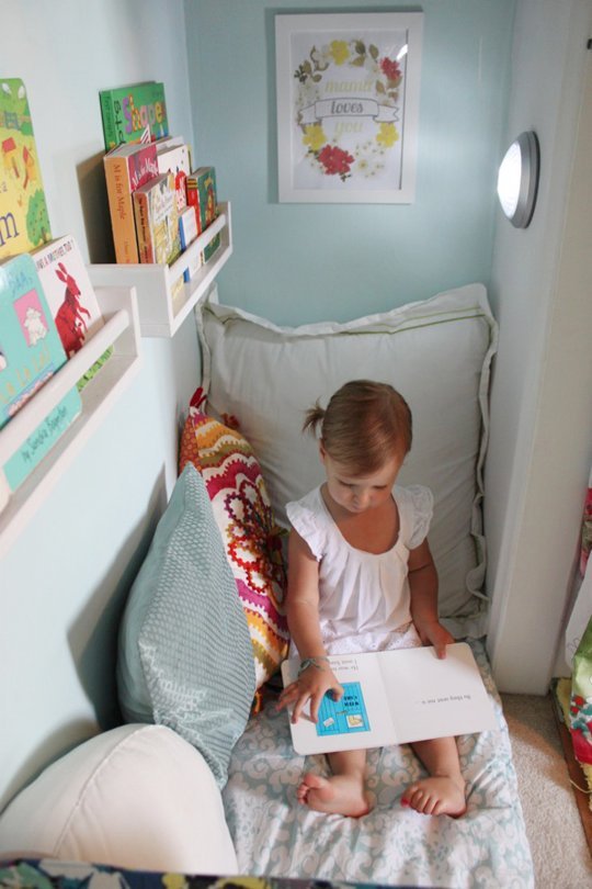 ideias para transformar um armário em um cantinho de leitura para as crianças - Just Real Moms