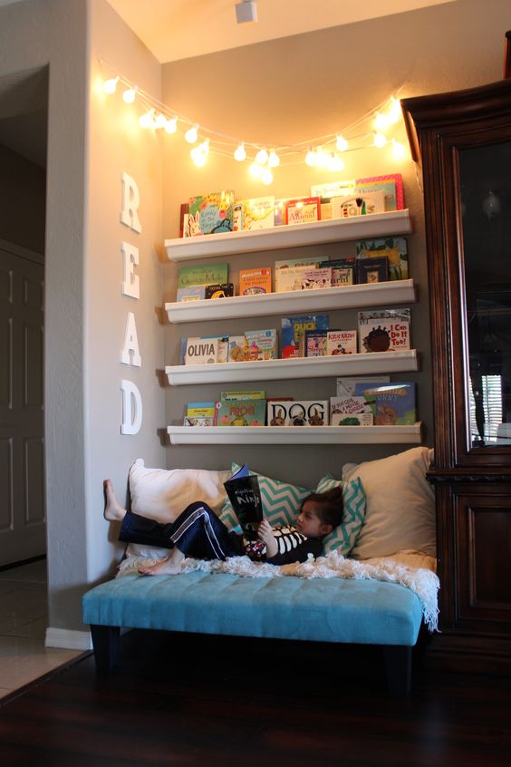 ideias para transformar um armário em um cantinho de leitura para as crianças - Just Real Moms