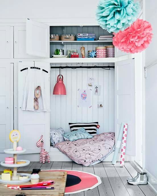 ideias para transformar um armário em um cantinho de leitura para as crianças - Just Real Moms