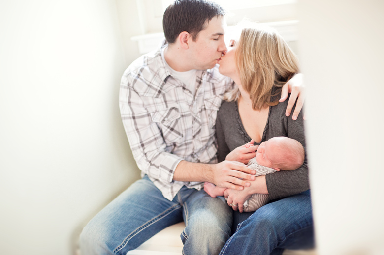 Pais que trocam beijos e carinhos podem ajudar a melhorar a saúde dos filhos - Just Real Moms