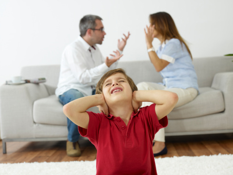 Pais que trocam beijos e carinhos podem ajudar a melhorar a saúde dos filhos - Just Real Moms