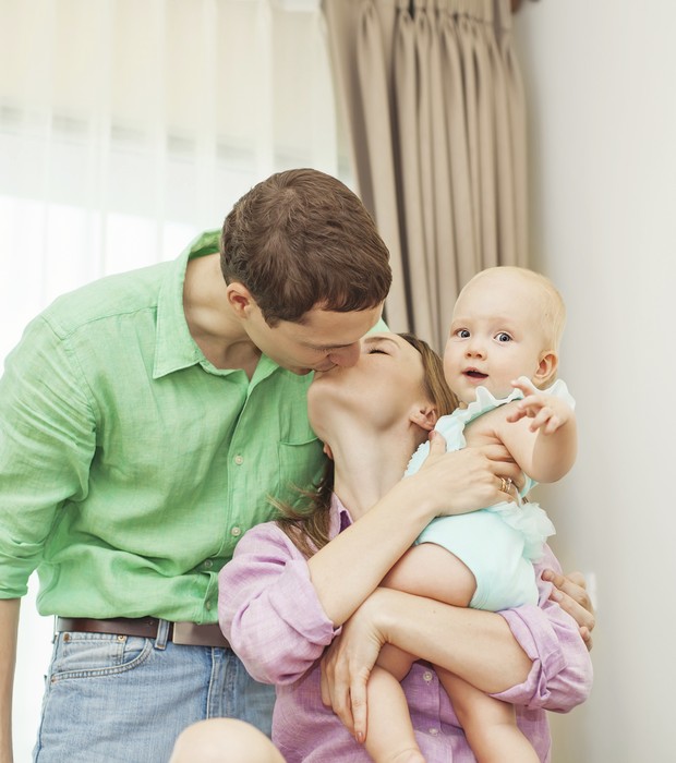 Pais que trocam beijos e carinhos podem ajudar a melhorar a saúde dos filhos - Just Real Moms