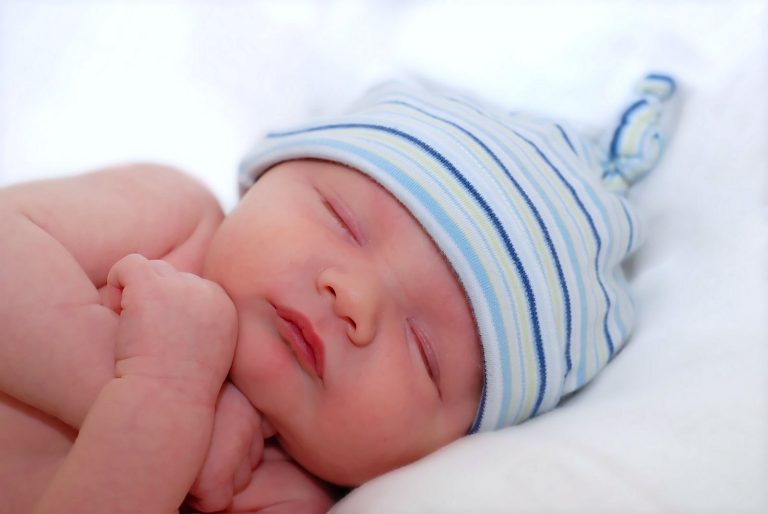 10 dicas do Dr. Karp para fazer o bebê dormir a noite inteira