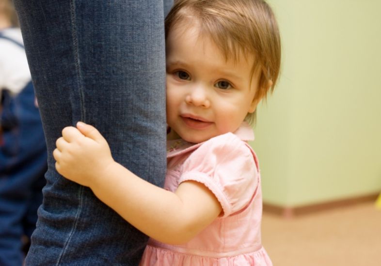 5 atitudes que os pais de crianças tímidas devem evitar - Just Real Moms