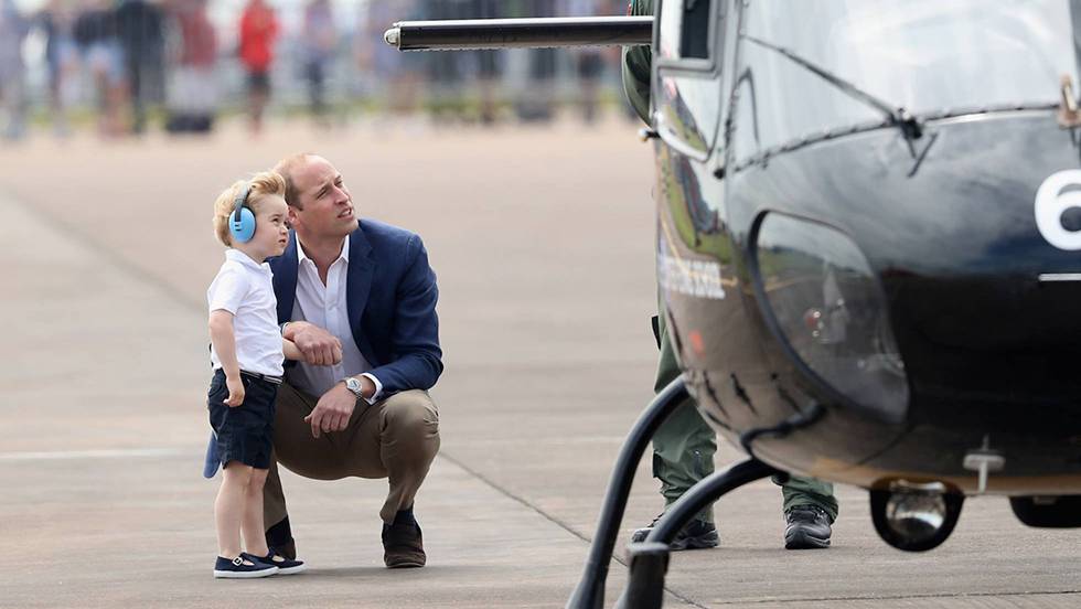 Por que o príncipe William se agacha sempre que fala com o filho? - Just Real Moms