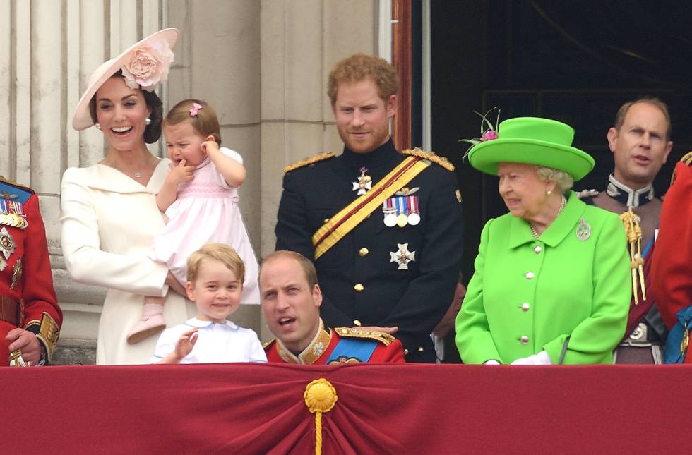 Por que o príncipe William se agacha sempre que fala com o filho? - Just Real Moms