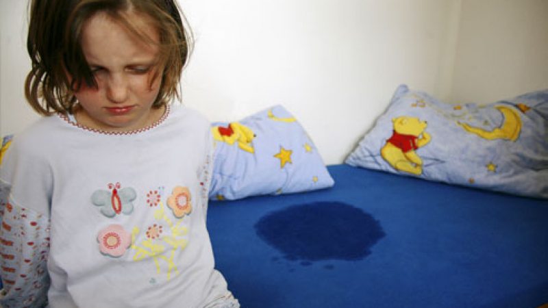 Seu filho está com dificuldade no desfralde noturno? Saiba o que o xixi na cama pode revelar! - Just Real Moms
