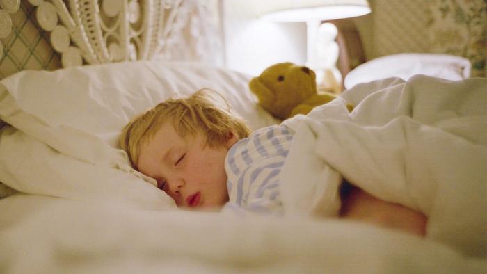 Seu filho está com dificuldade no desfralde noturno? Saiba o que o xixi na cama pode revelar! - Just Real Moms