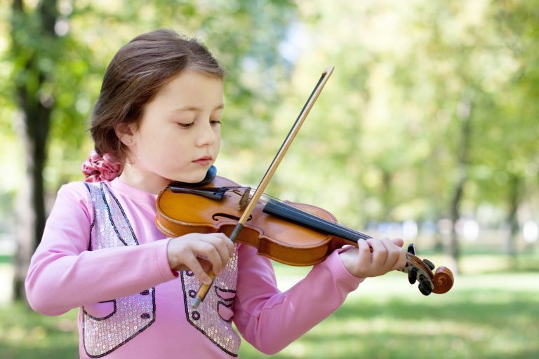 Qual é a importância da criança aprender a tocar um instrumento musical?