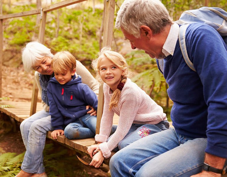 10 maneiras dos avós se conectarem com seus netos. E sem essa de "eleger" o neto favorito! - Just Real Moms