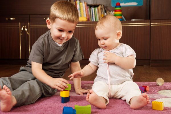 Para a mãe com uma criança e um bebê - Just Real Moms
