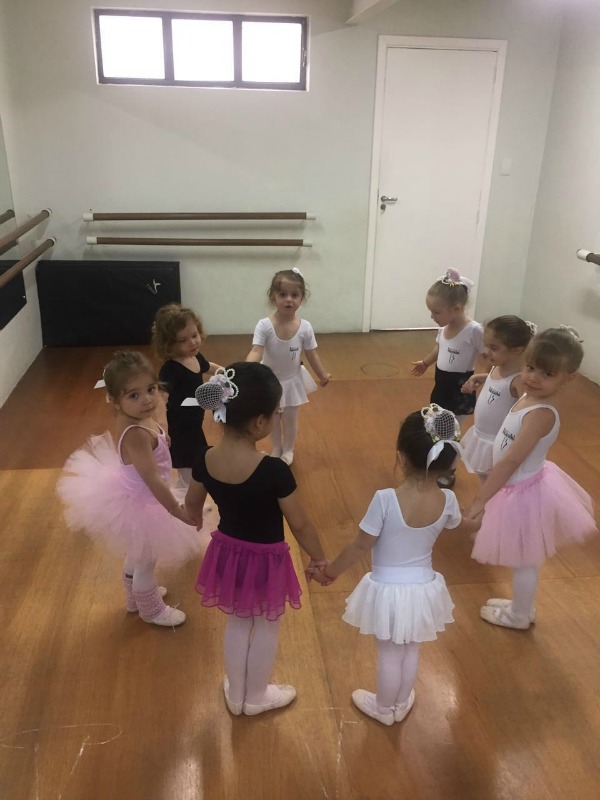 Qual é a melhor idade para colocar as crianças na aula de ballet?