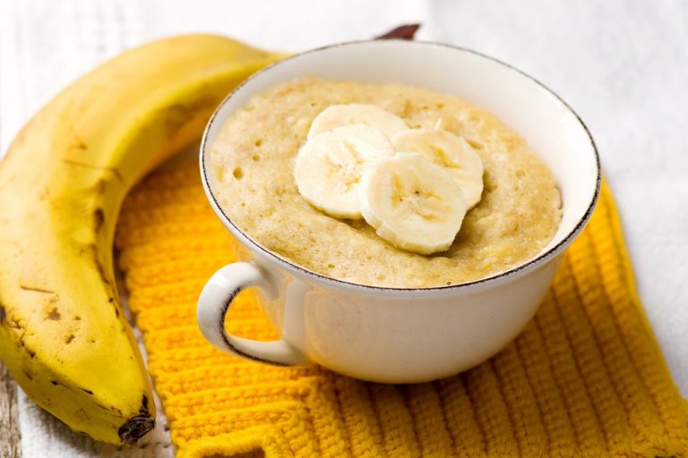 Bolo de caneca de banana saudável e prático! Fica pronto em 2 minutos!