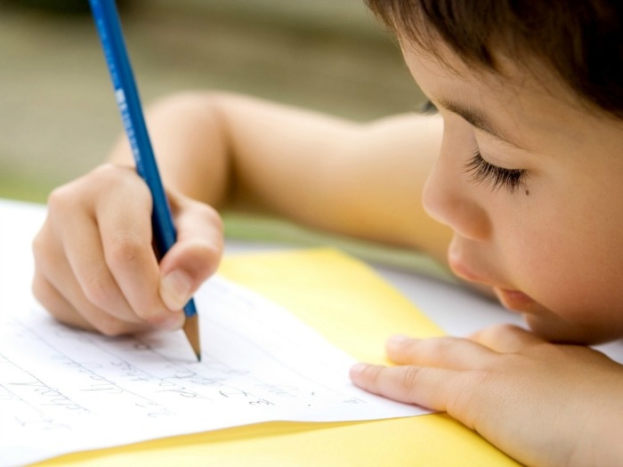 3 dicas para ajudar crianças de até 3 anos a gostar de estudar no futuro