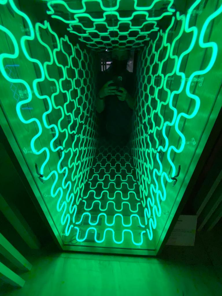Just Real Moms Farol Santander Exposição ExFinito Ivan Navarro Luzes Verdes