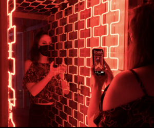 Just-Real-Moms-Farol-Santander-Exposicao-ExFinito-Ivan-Navarro-Mulher