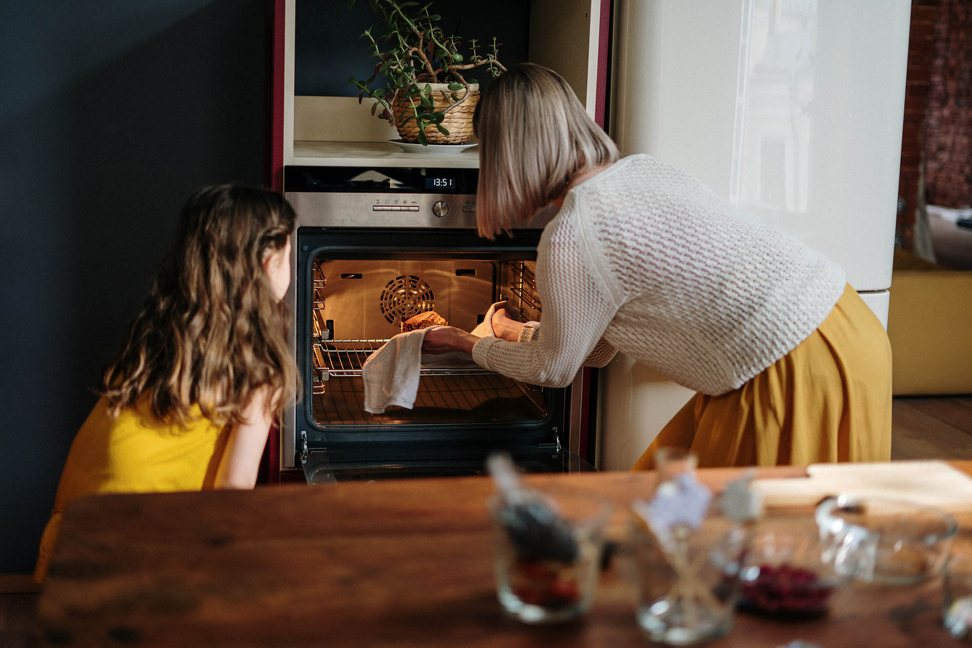 Just Real Moms Flavia Montanari Nutricionista Criança na Cozinha Forno