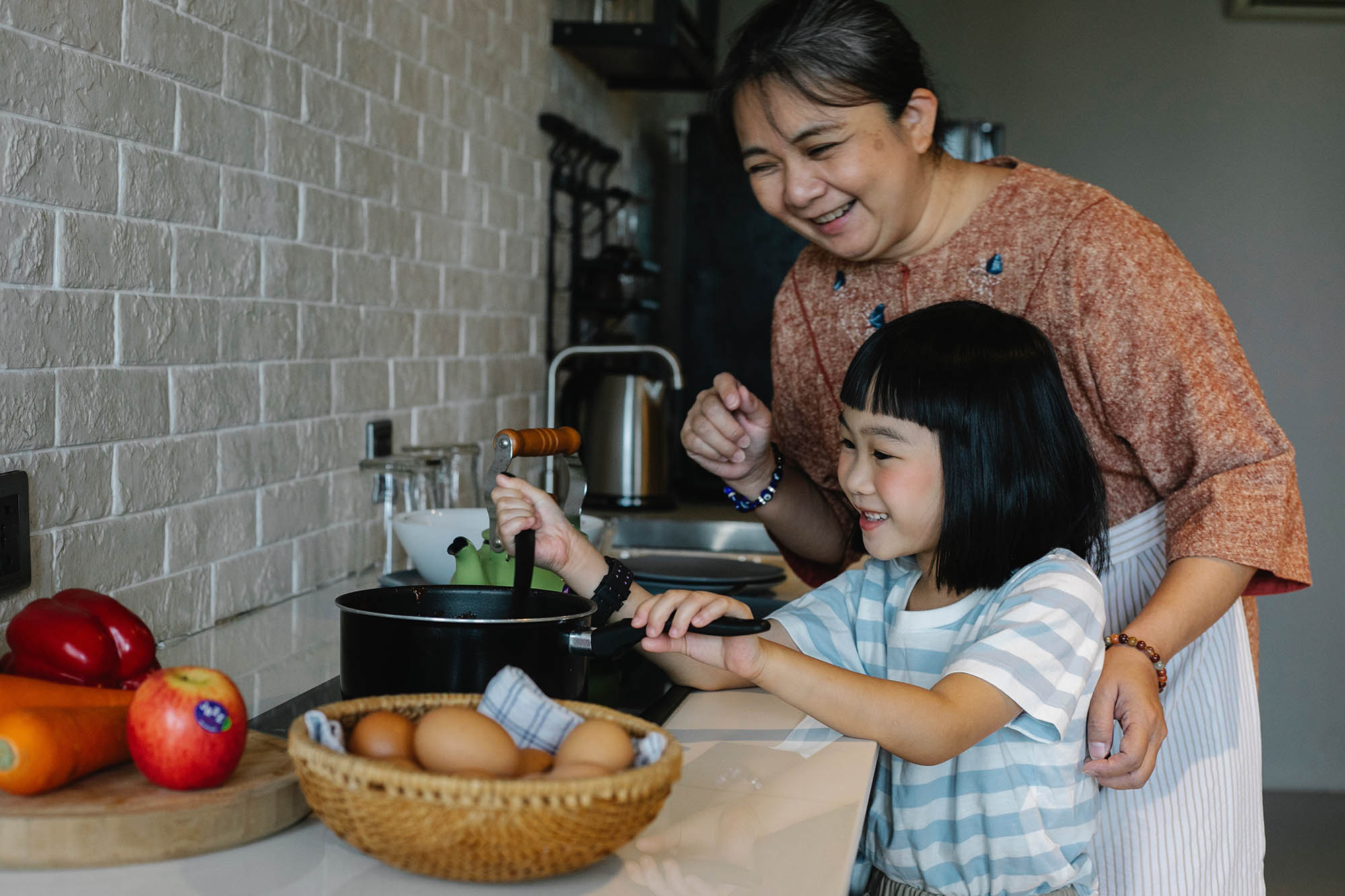 Just Real Moms Flavia Montanari Nutricionista Criança na Cozinha Ovos