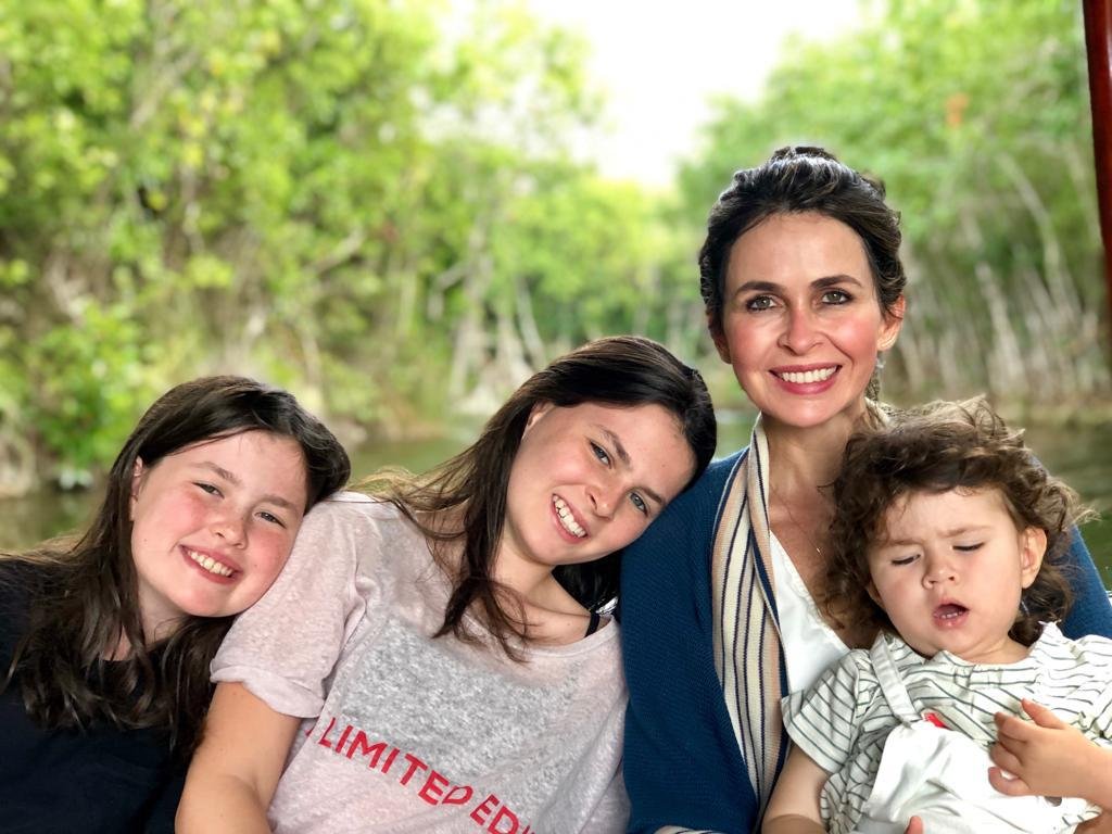 Just Real Moms Hevelyn Bi Rivetti Lado Basic Viajando