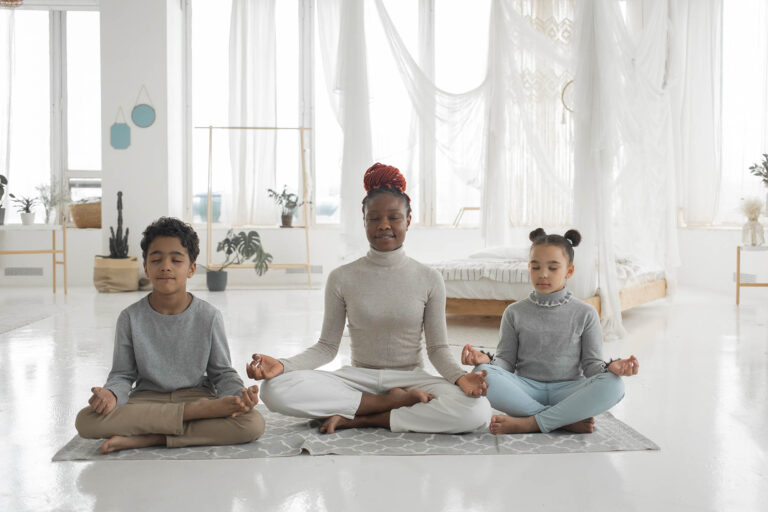 Descubra como a meditação pode ajudar crianças e adolescentes com os estudos