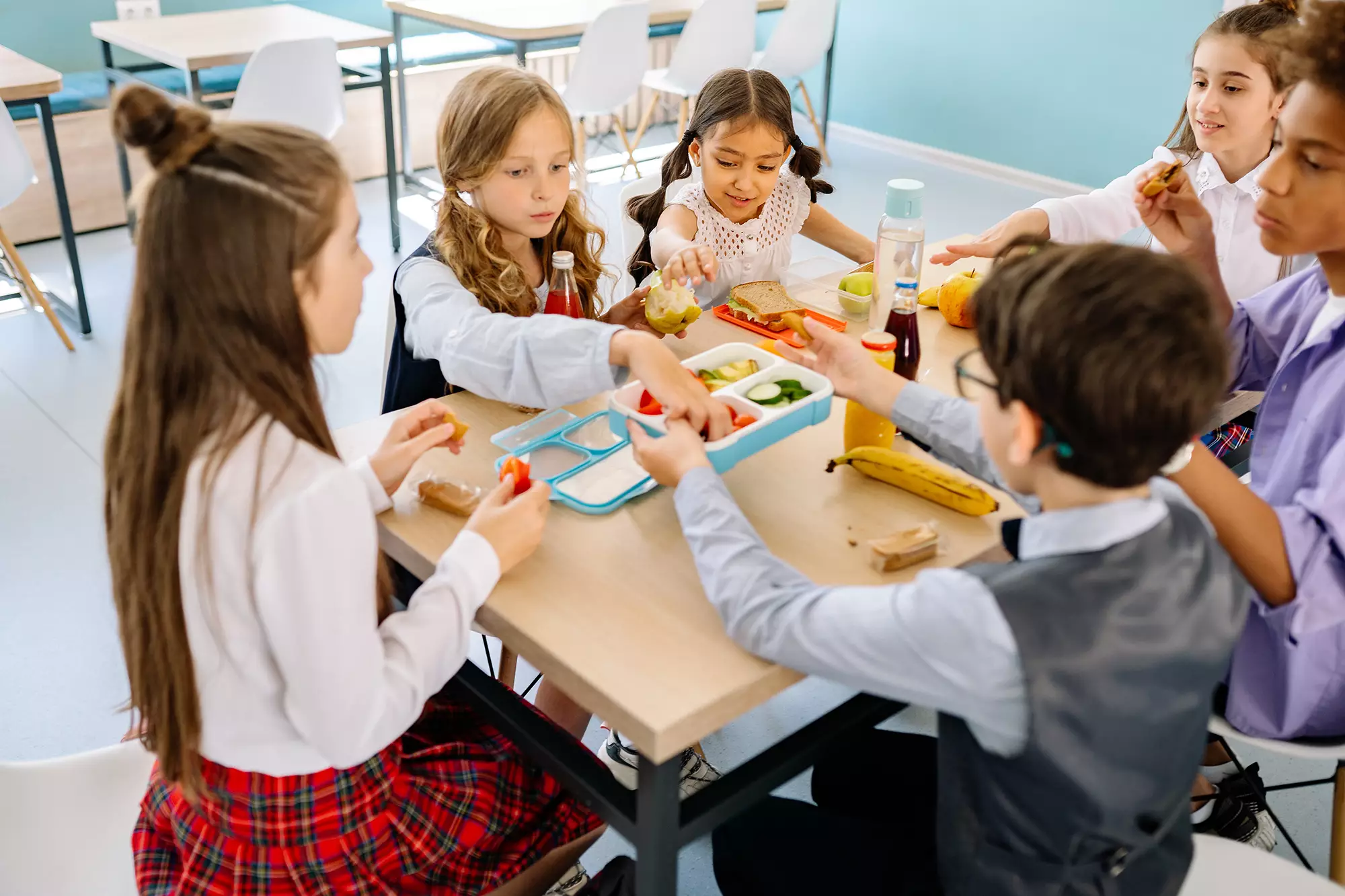 A guerra da cantina nas escolas a ponta do iceberg de um problema social Carola Videira Turma do Jiló Just Real Moms