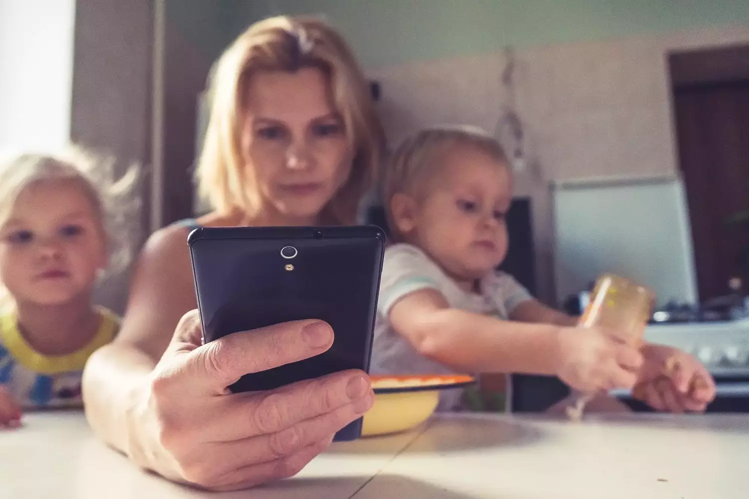 Mãe com Crianças Perigo do Uso de Telas na Infância Dr. Paulo Telles Just Real Moms