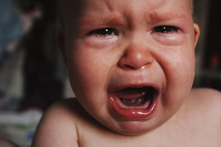 Deixe seu filho chorar! Calma, venha entender.