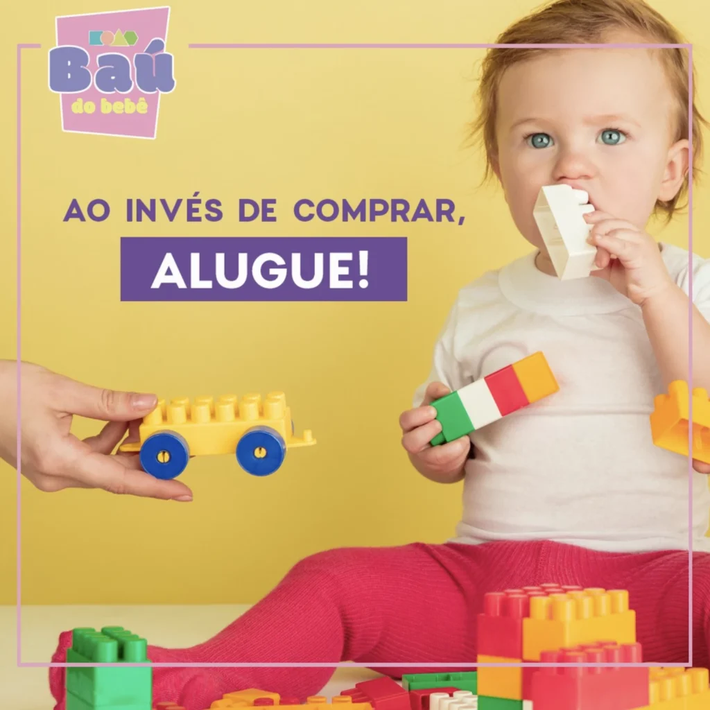 Bebe com brinquedo na mão - Baú do Bebê - Just Real Moms