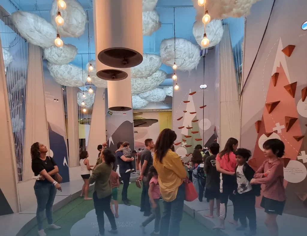 Pais e crianças se divertindo em uma das salas do Museu da Imaginação em São Paulo - Just Real Moms
