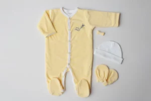 Amarelo-Passalinho-Pijama-Plush-Infantil-Just-Real-Moms