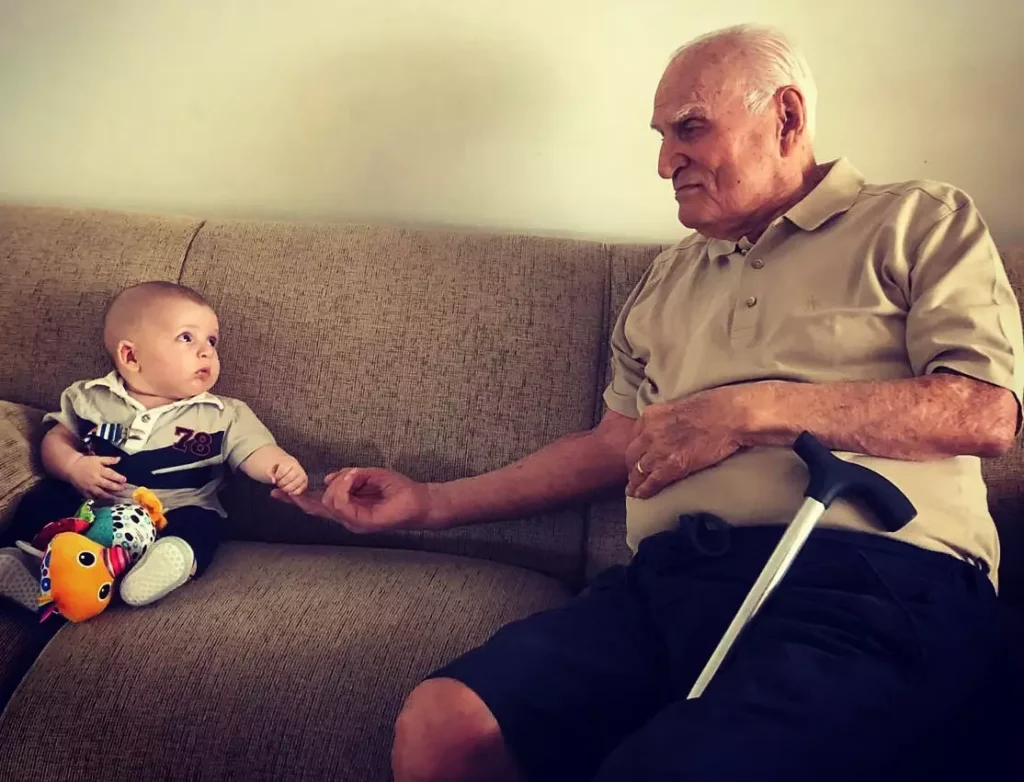 Biso com neto no sofá de mãos dadas - Just Real Moms