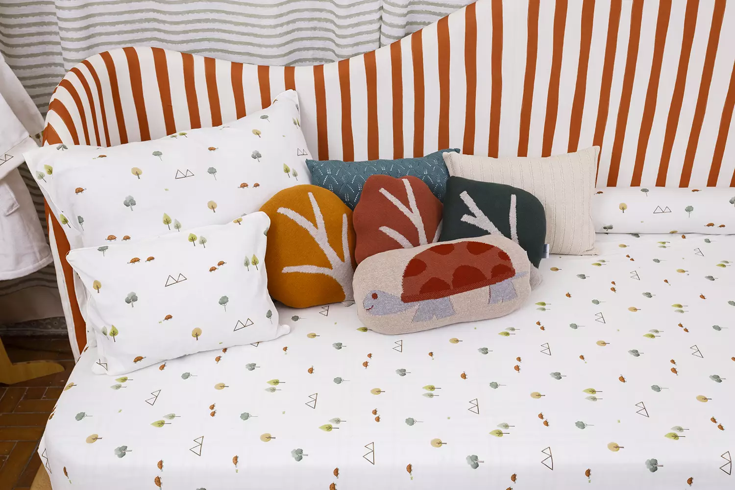 Cama de criança com várias almofadas - Just Real Moms