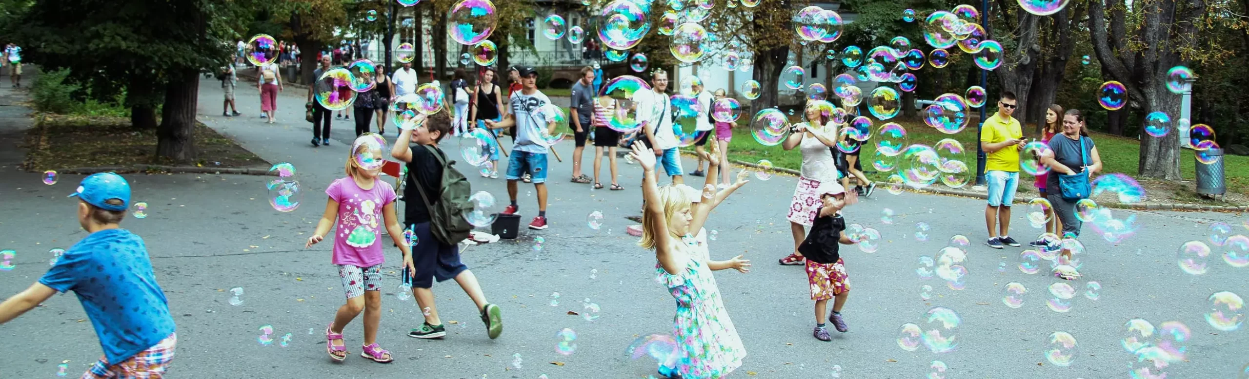 CrianÃ§as brincando de bolha de sabÃ£o - DiversÃ£o - Just Real Moms