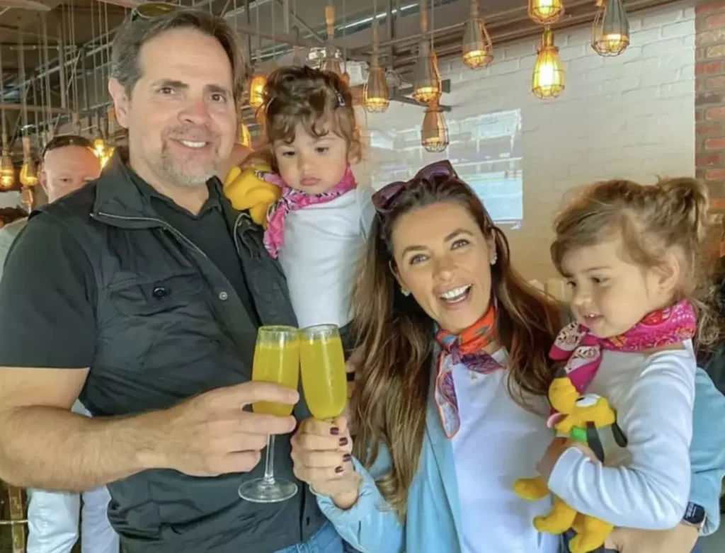 Luly Vuyk do Laços da Fertilidade com marido e as filhas gêmeas - Just Real Moms