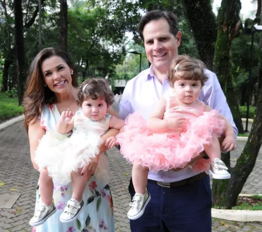 Luly Correia Vuyk do Laços da Fertilidade com marido e as filhas gêmeas - Just Real Moms
