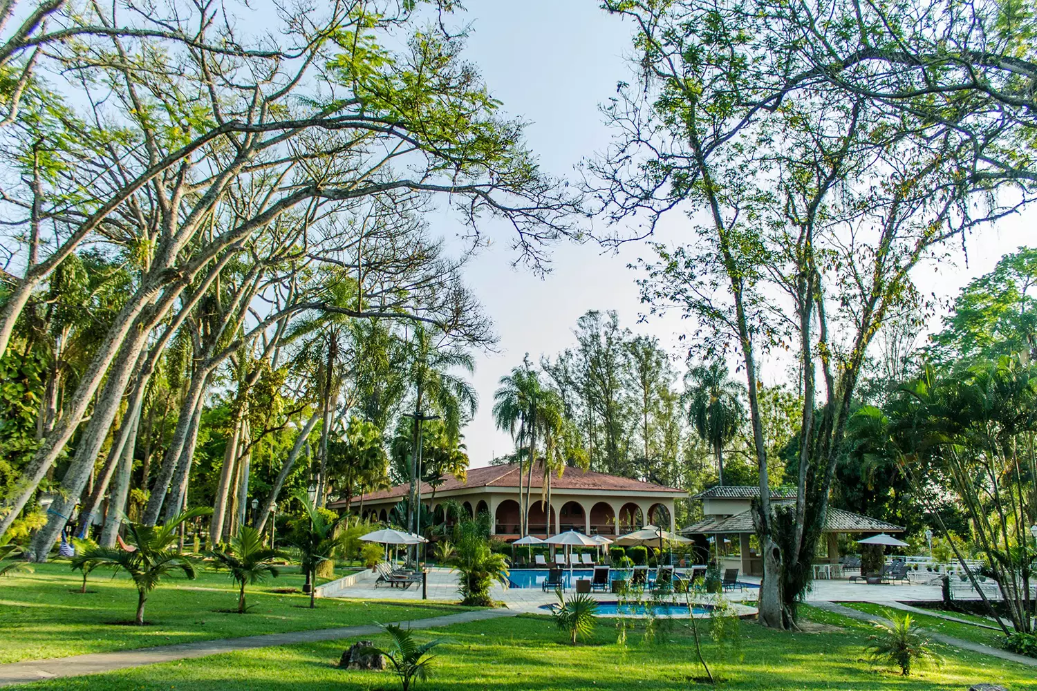 Piscina e casa principal do hotel golfe clube dos 500 em Guaratinguetá, São Paulo - Just Real Moms