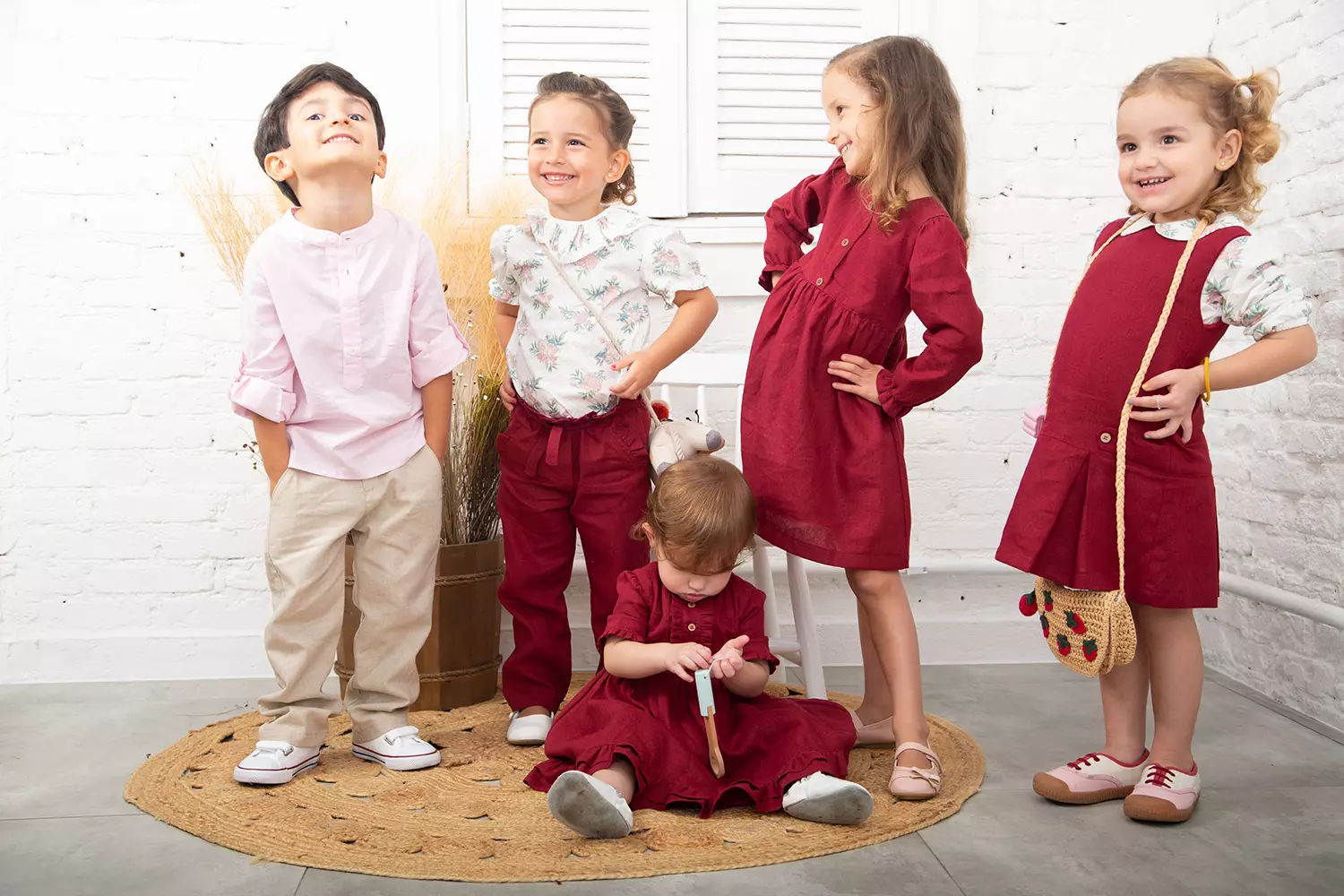 4 meninas e 1 menino vestindo roupas da Cris Moretti Moda Infantil - Just Real Moms