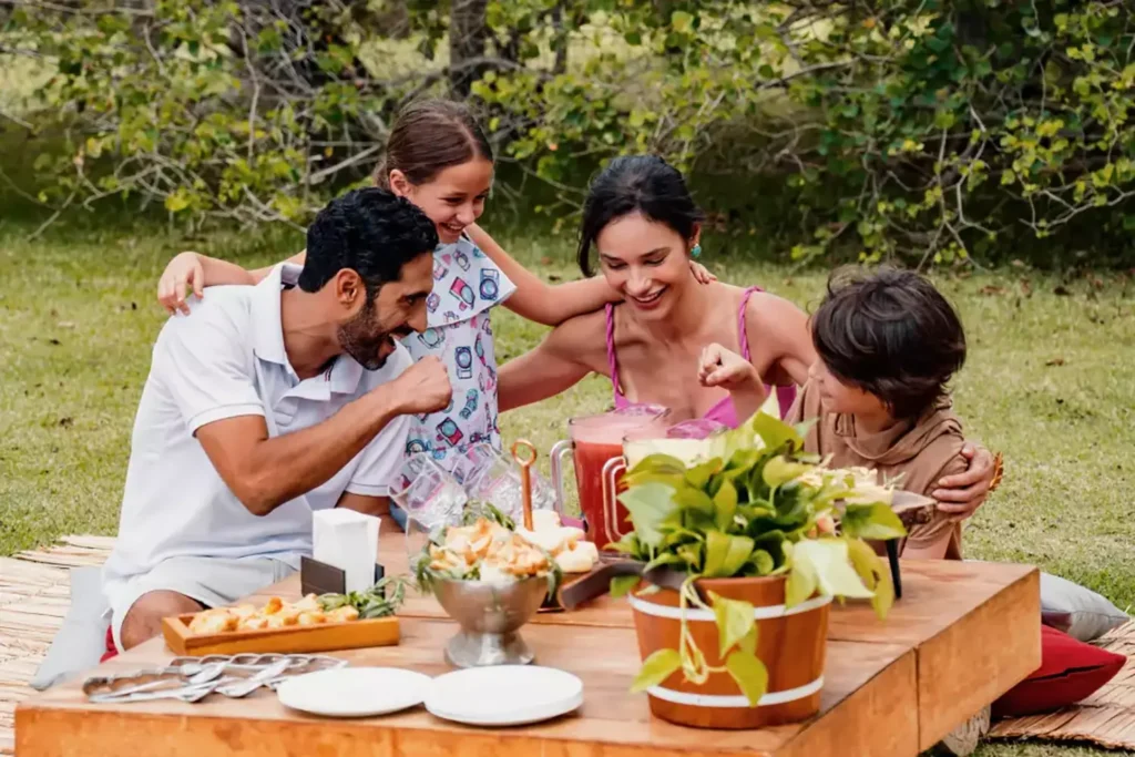 Familia no café da manhã em uma área externa no Clara Resort Ibiúna - Just Real Moms