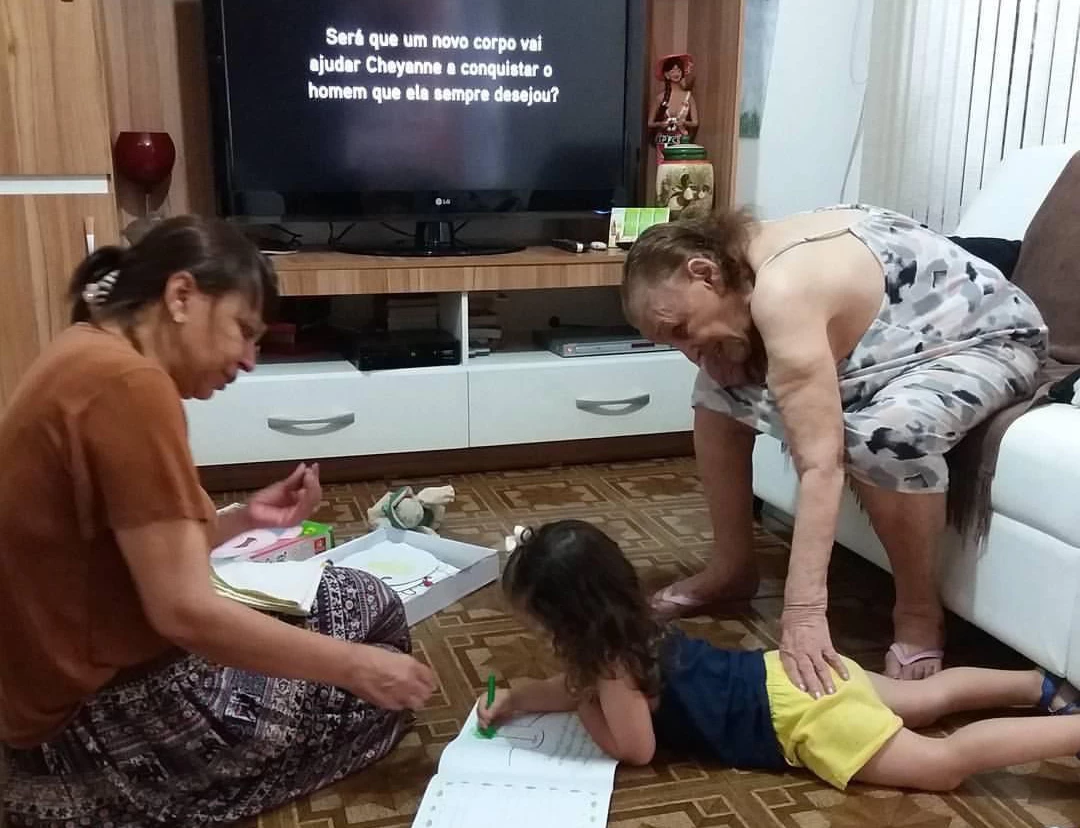 Avó e bizavó com neta Valentina na sala de televisão - Just Real Moms