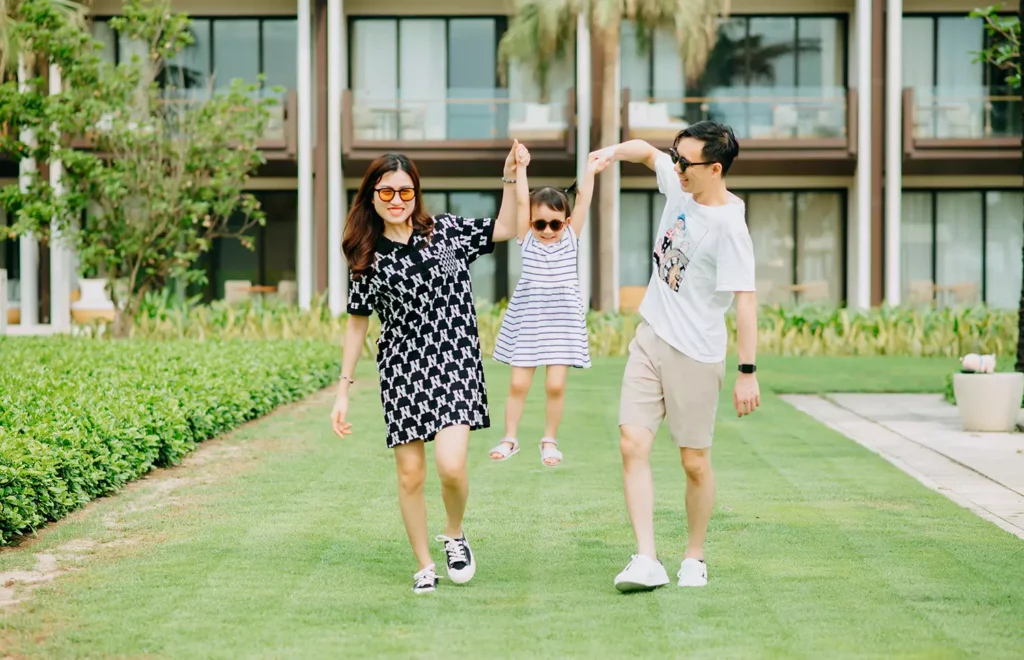 Mãe e pai brincando com sua filha bebê - Just Real Moms