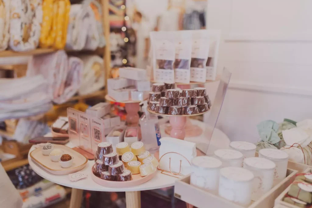 Mesa de doces personalizados da LeTapia Doces - Just Real Moms