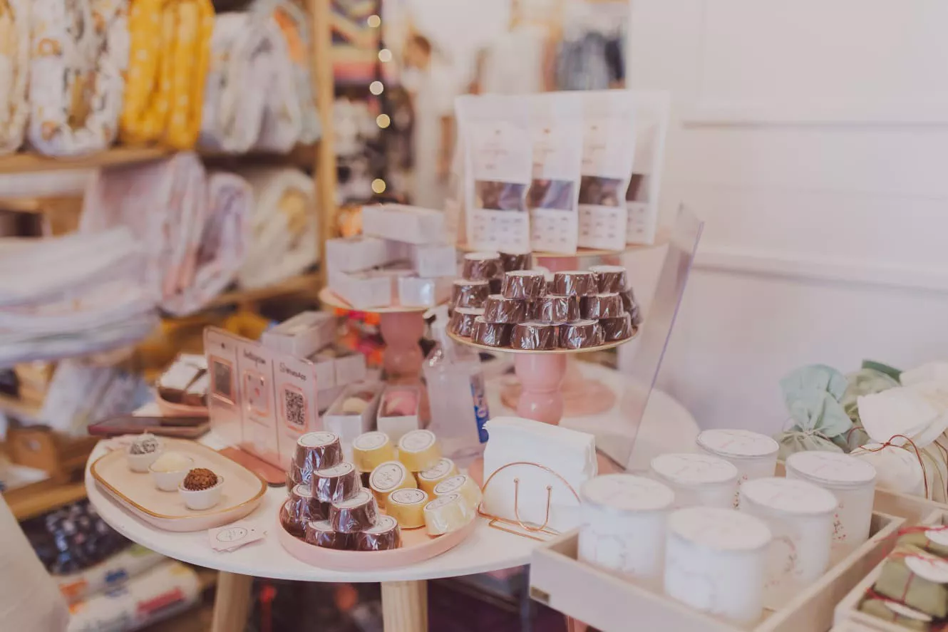 Mesa de doces personalizados da LeTapia Doces - Just Real Moms