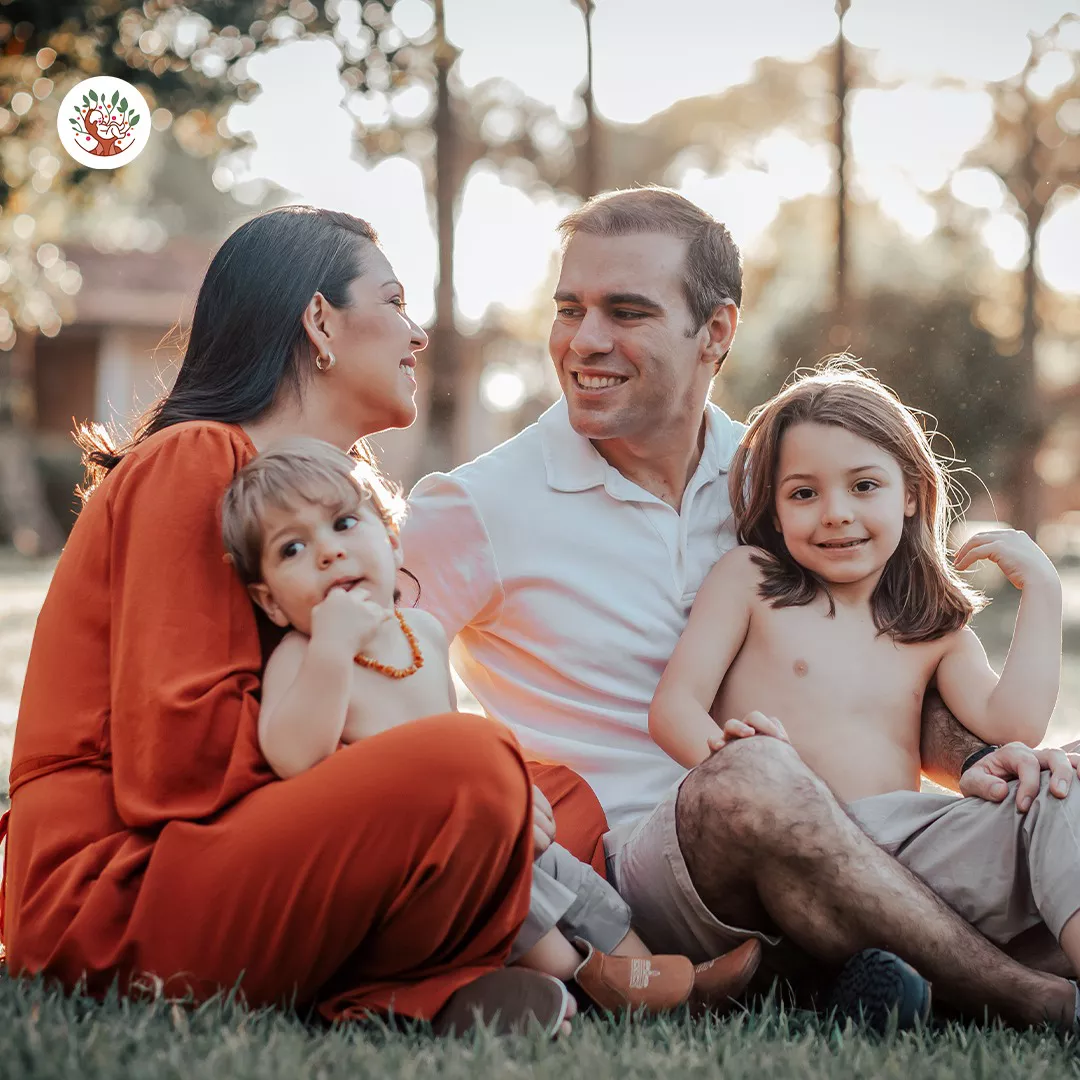 Familia da Fundadora, Estefânia Peixoto, da Afeto Natural, com sua família sentado no jardim - Just Real Moms