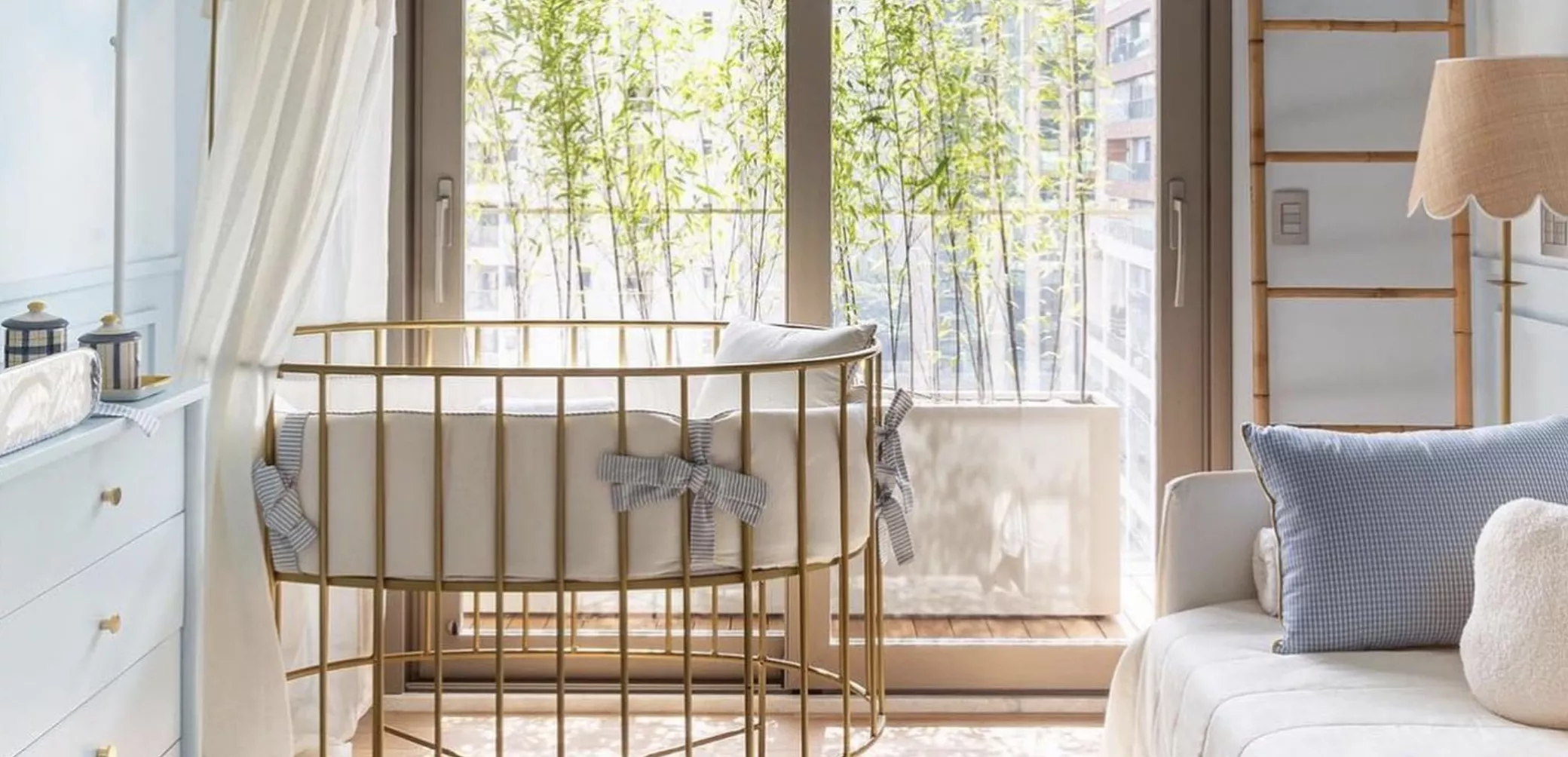 Quarto de menino com berço e sacada