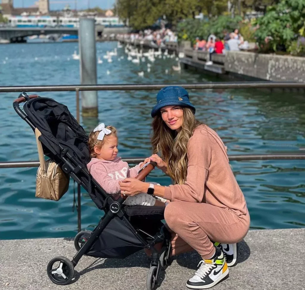 Lou Monteiro ao lado do carrinho de seu bebê